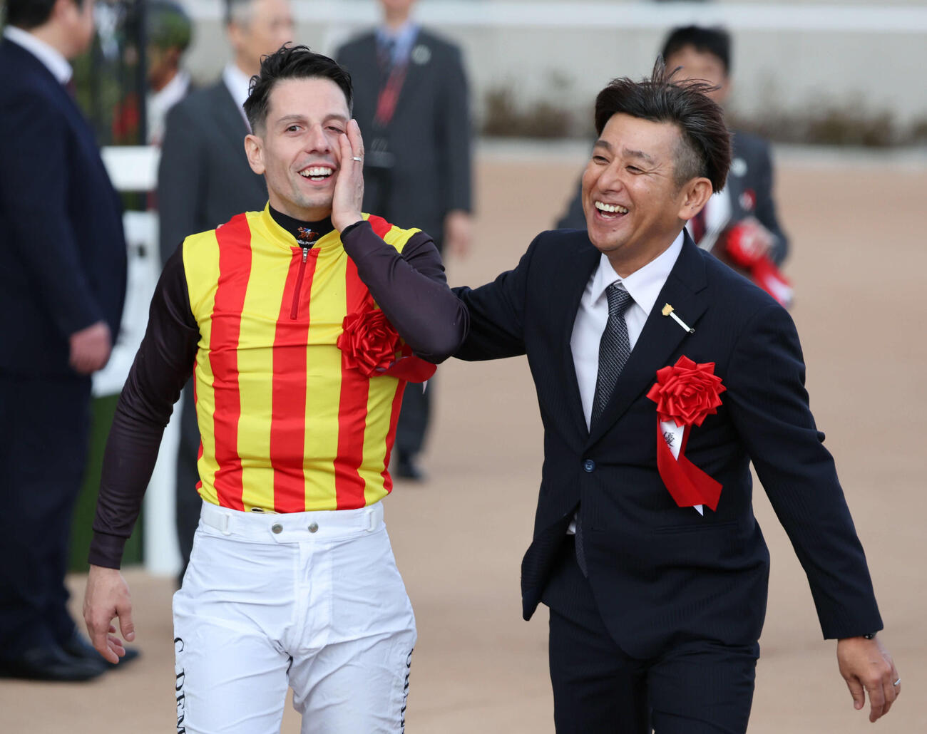 ファンタジーSを制したC・デムーロ騎手（左）は笑顔の四位師とウイナーズサークルに向かう（撮影・西尾就之）
