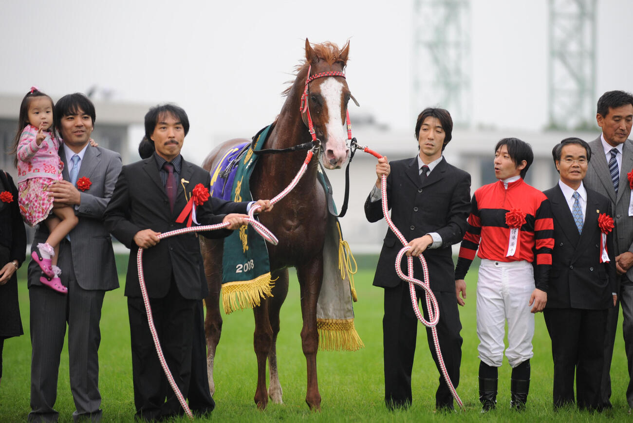 2008年10月、菊花賞を制した表彰式のオウケンブルースリ