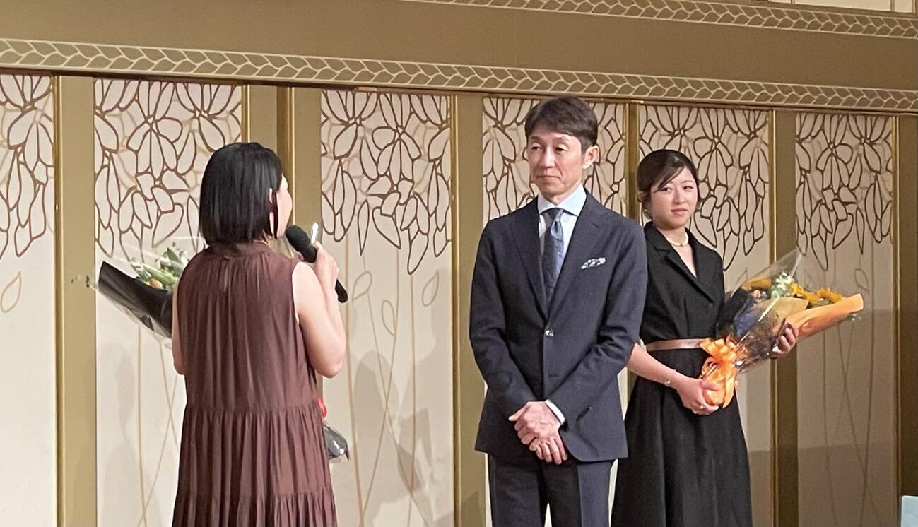 ファンから激励の言葉を受ける武豊騎手（中央）