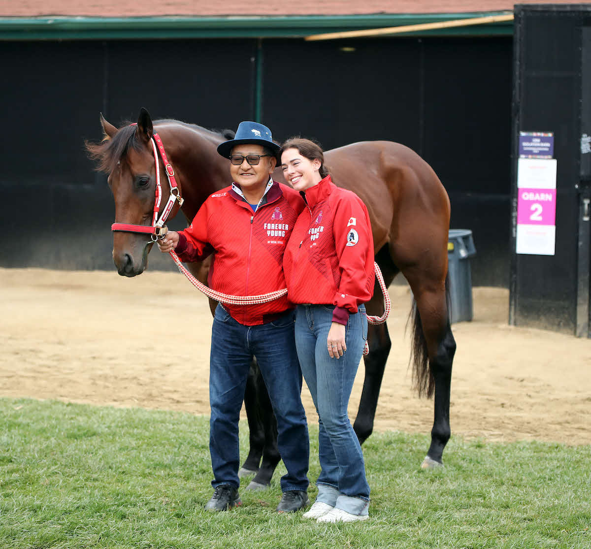 25年BCクラシック制覇から一夜明けたフォーエバーヤングと矢作師とメアリーさん（C）Breeders' Cup