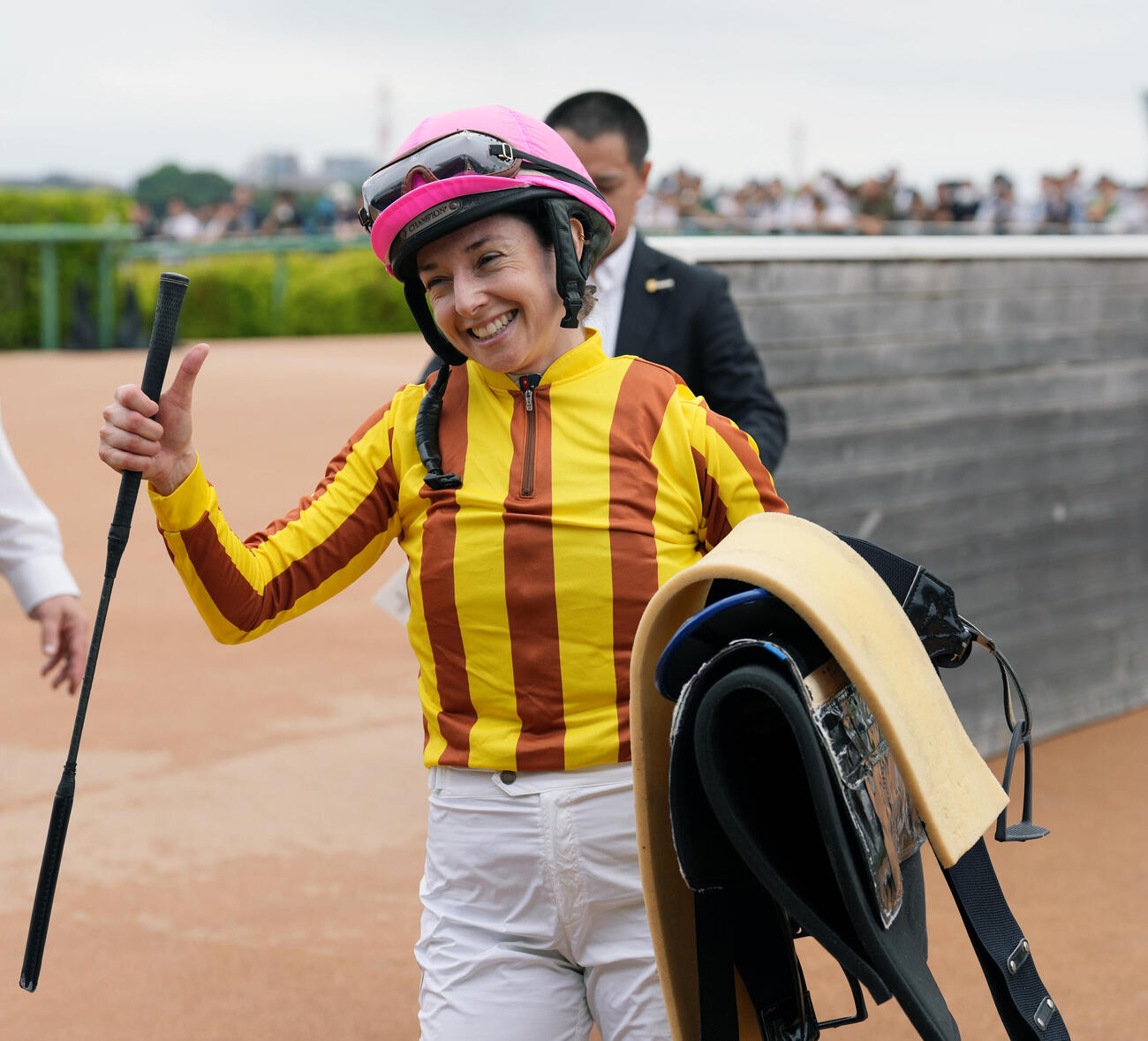 中山5R、2歳新馬戦を制し笑顔を見せるミカエル・ミシェル騎手（撮影・小島史椰）