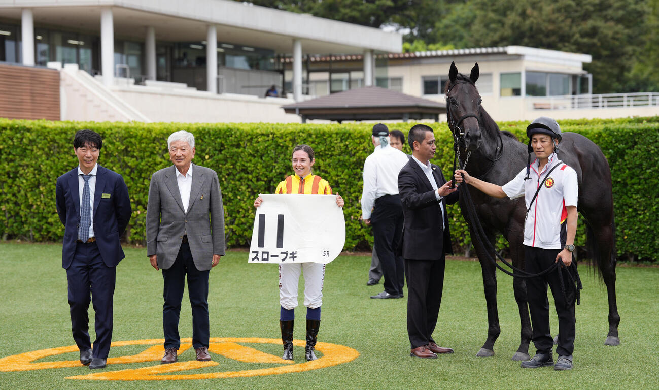 中山5R、2歳新馬戦を制したスローブギと口取りに納まるミカエル・ミシェル騎手（撮影・小島史椰）