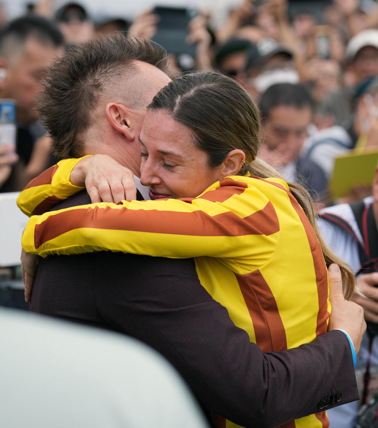 中山5R、2歳新馬戦を制し夫のフレデリック・スパニュ氏（左）と抱き合うミカエル・ミシェル騎手（撮影・小島史椰）