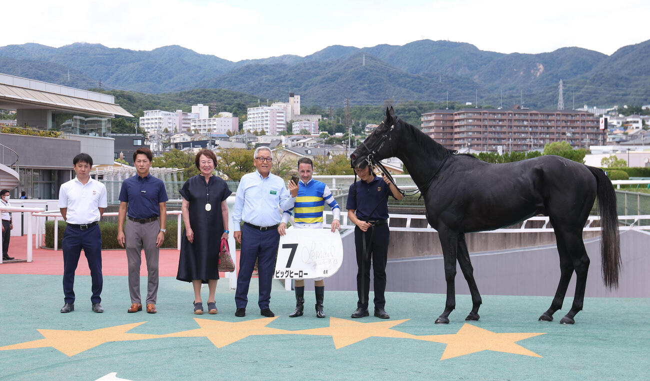 阪神6R、3歳未勝利を勝ち上ったビッグヒーローと口取りに並ぶクリストフ・ルメール騎手（右から2人目）（撮影・白石智彦）