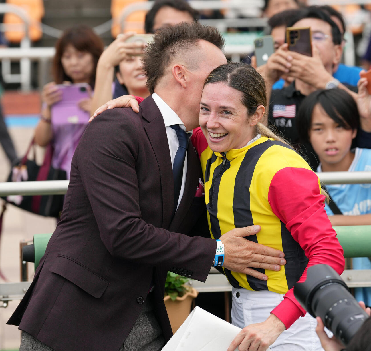 中山6R、3歳未勝利を制し、夫のフレデリック・スパニュ氏（左）と笑顔で抱き合うミカエル・ミシェル騎手（撮影・小島史椰）