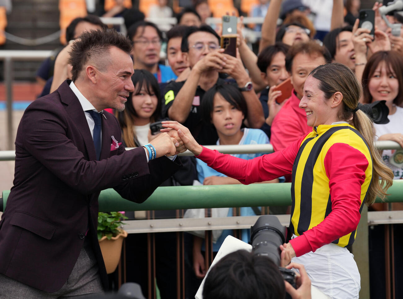 中山6R、3歳未勝利を制し、夫のフレデリック・スパニュ氏（左）と笑顔でタッチを交わすミカエル・ミシェル騎手（撮影・小島史椰）