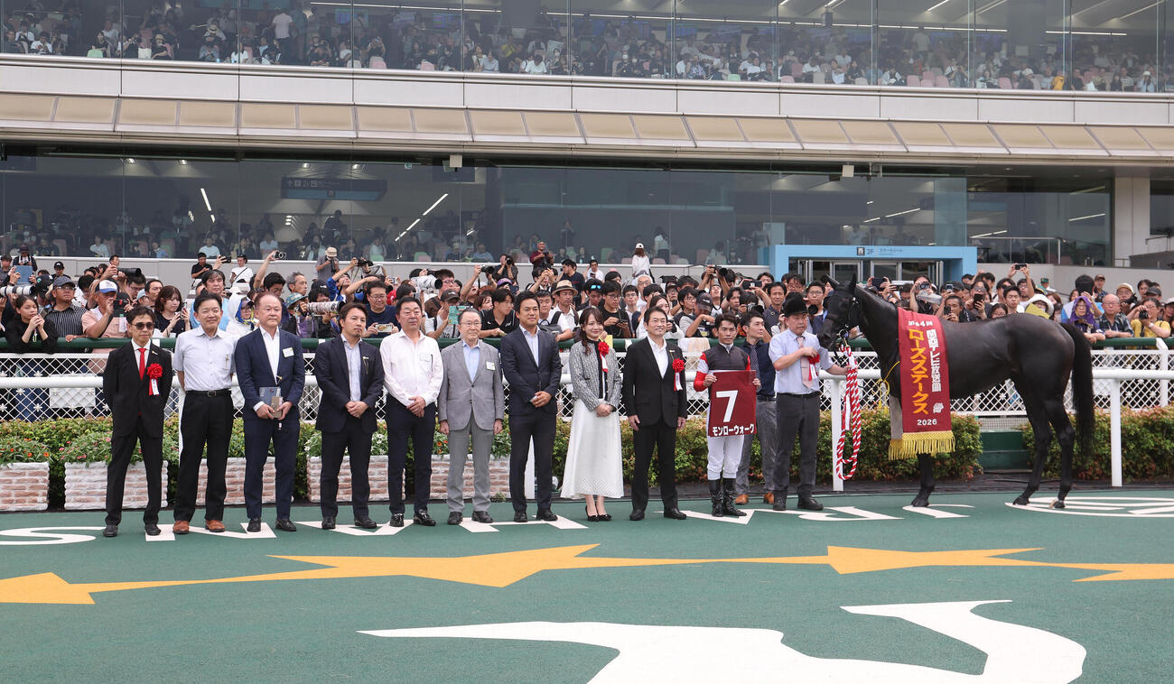 ローズSを快勝したモンローウォークと口取りに並ぶ戸崎圭太騎手（右から3人目）（撮影・白石智彦）