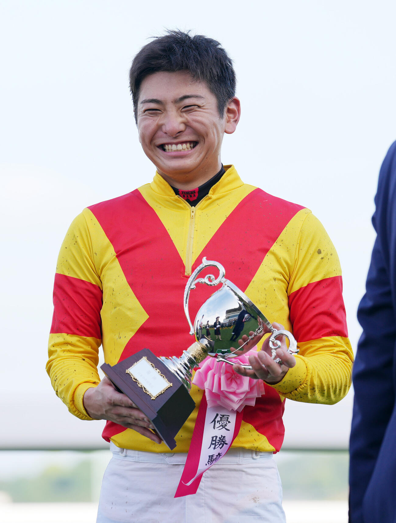 中山11R　セントライト記念を制し、表彰式で笑顔を見せる原優介騎手（撮影・小島史椰）
