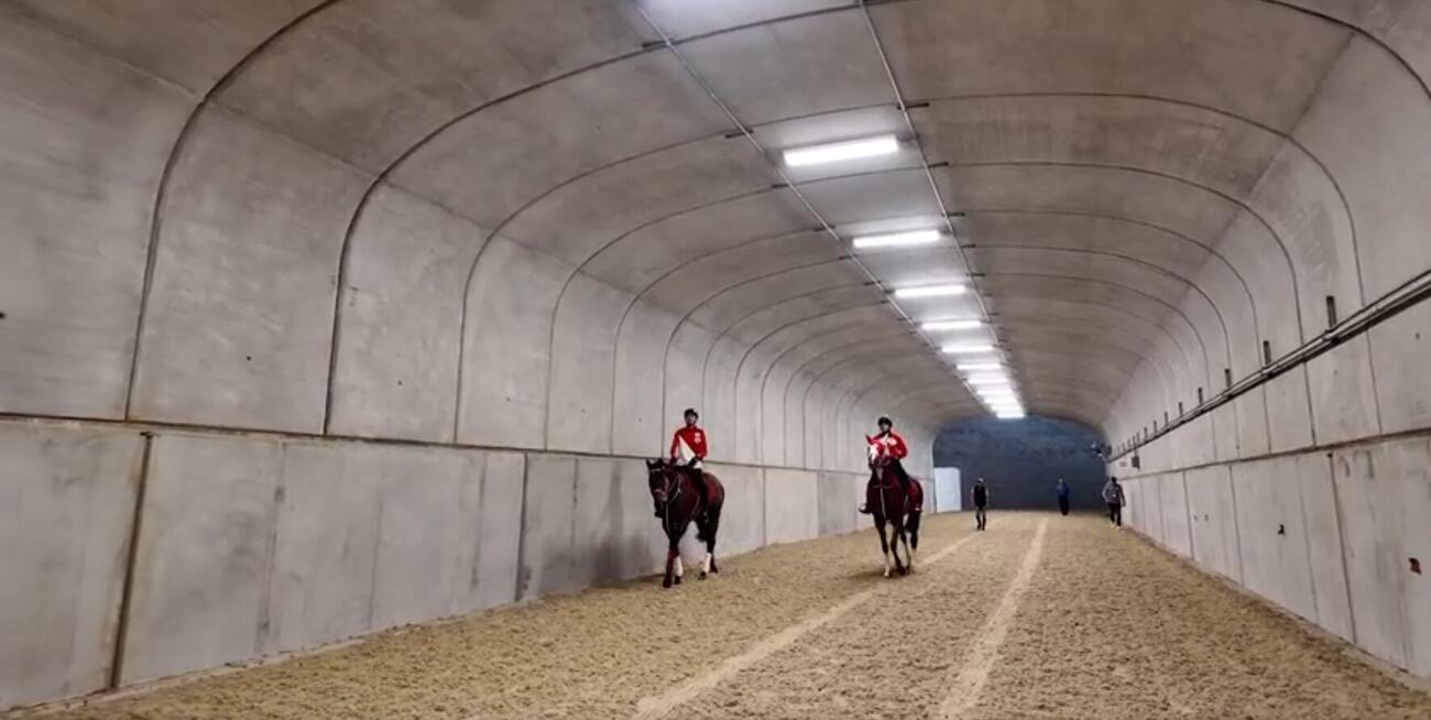 ベルモントパーク競馬場の地下馬道を歩くフォーエバーヤング（＠NYRA）