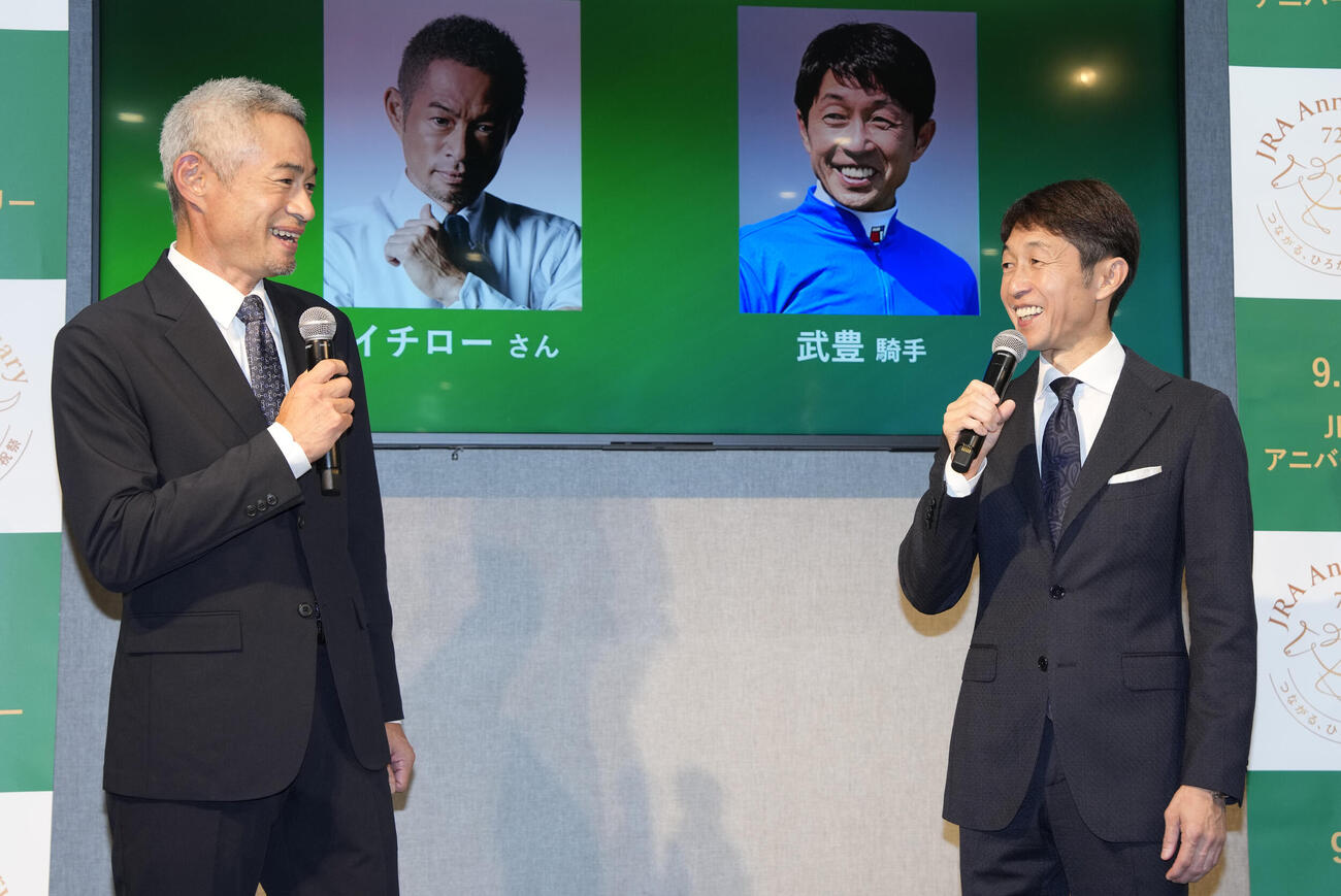 笑顔を見せるイチロー氏（左）と武豊騎手（撮影・小島史椰）