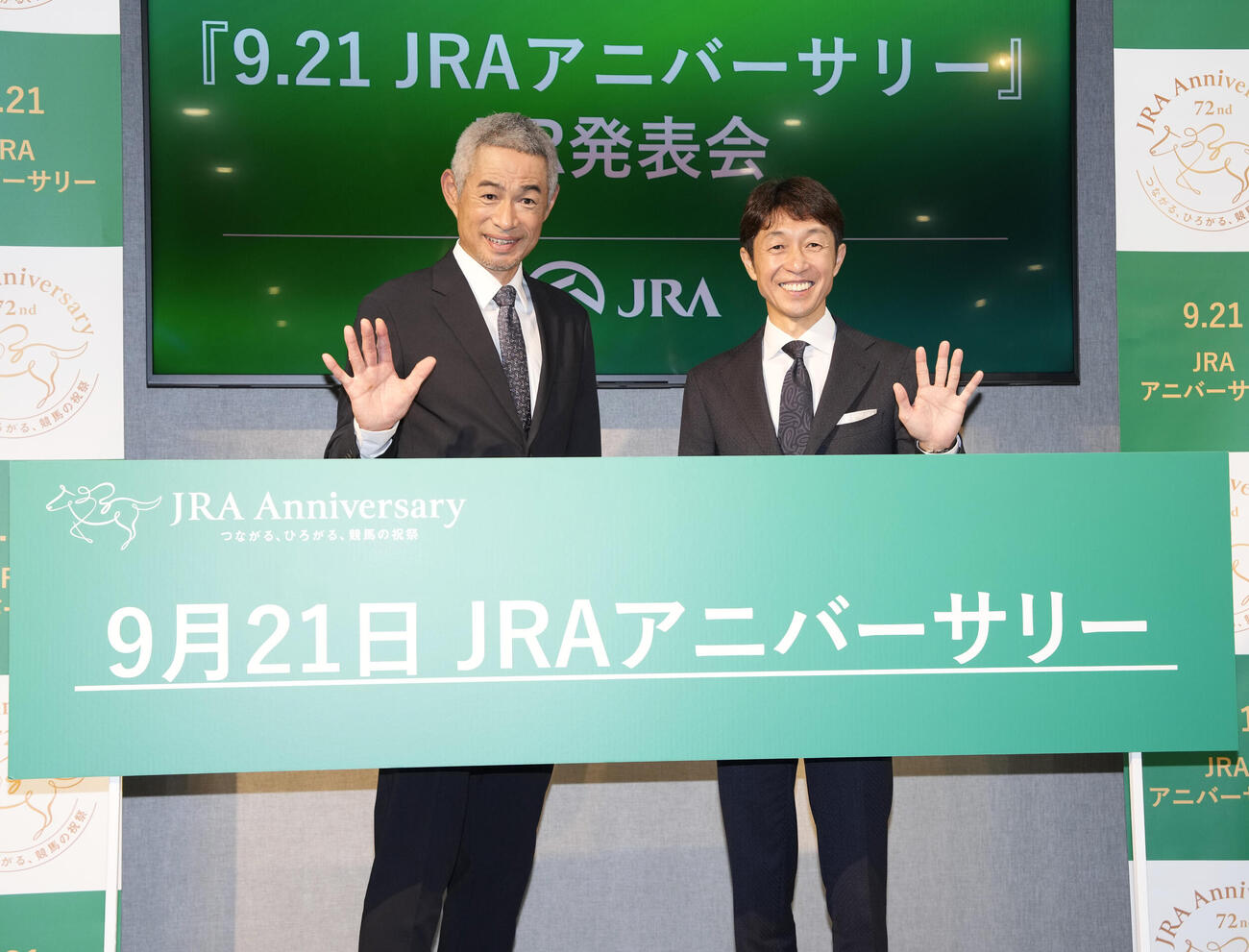 フォトセッションを行うイチロー氏（左）と武豊騎手（撮影・小島史椰）