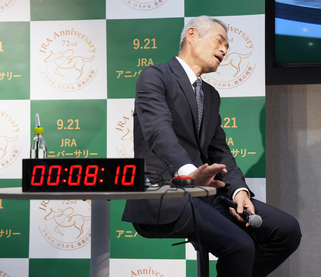 9.16秒ぴったりタイムウォッチ対決で悔しい表情を見せるイチロー氏（撮影・小島史椰）