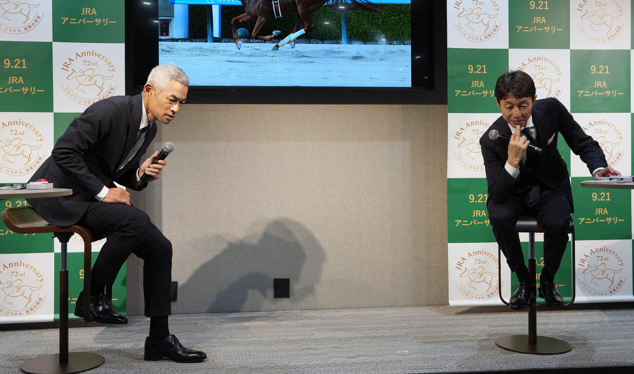 間違い探し対決で真剣な表情を見せるイチロー氏（左）と武豊騎手（撮影・小島史椰）