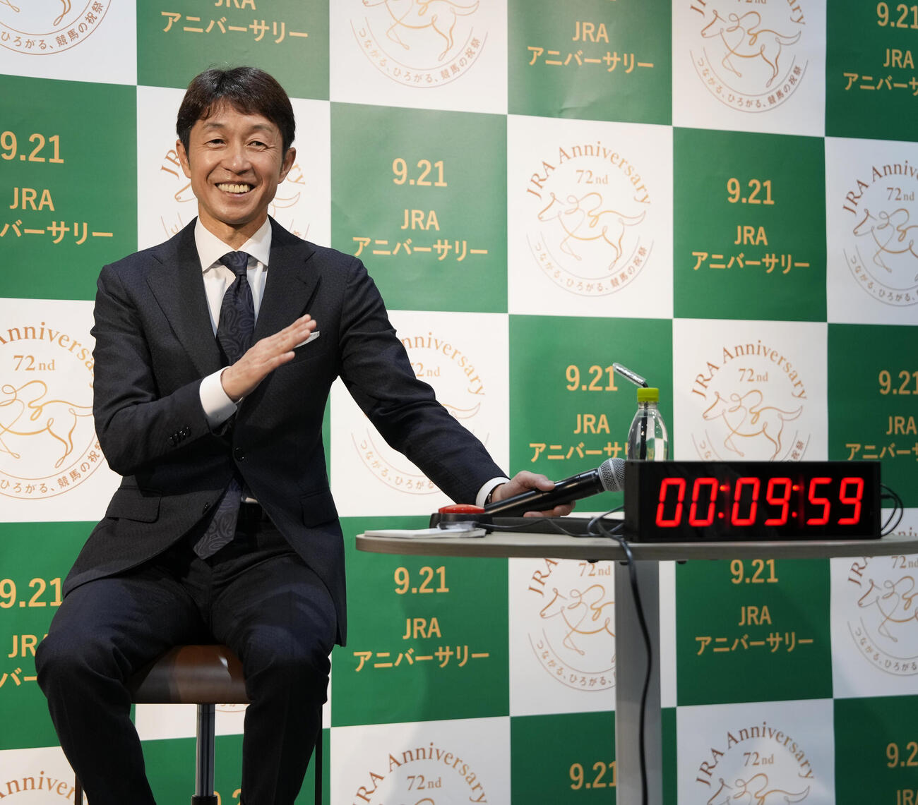 9.16秒ぴったりタイムウォッチ対決で笑顔を見せる武豊騎手（撮影・小島史椰）