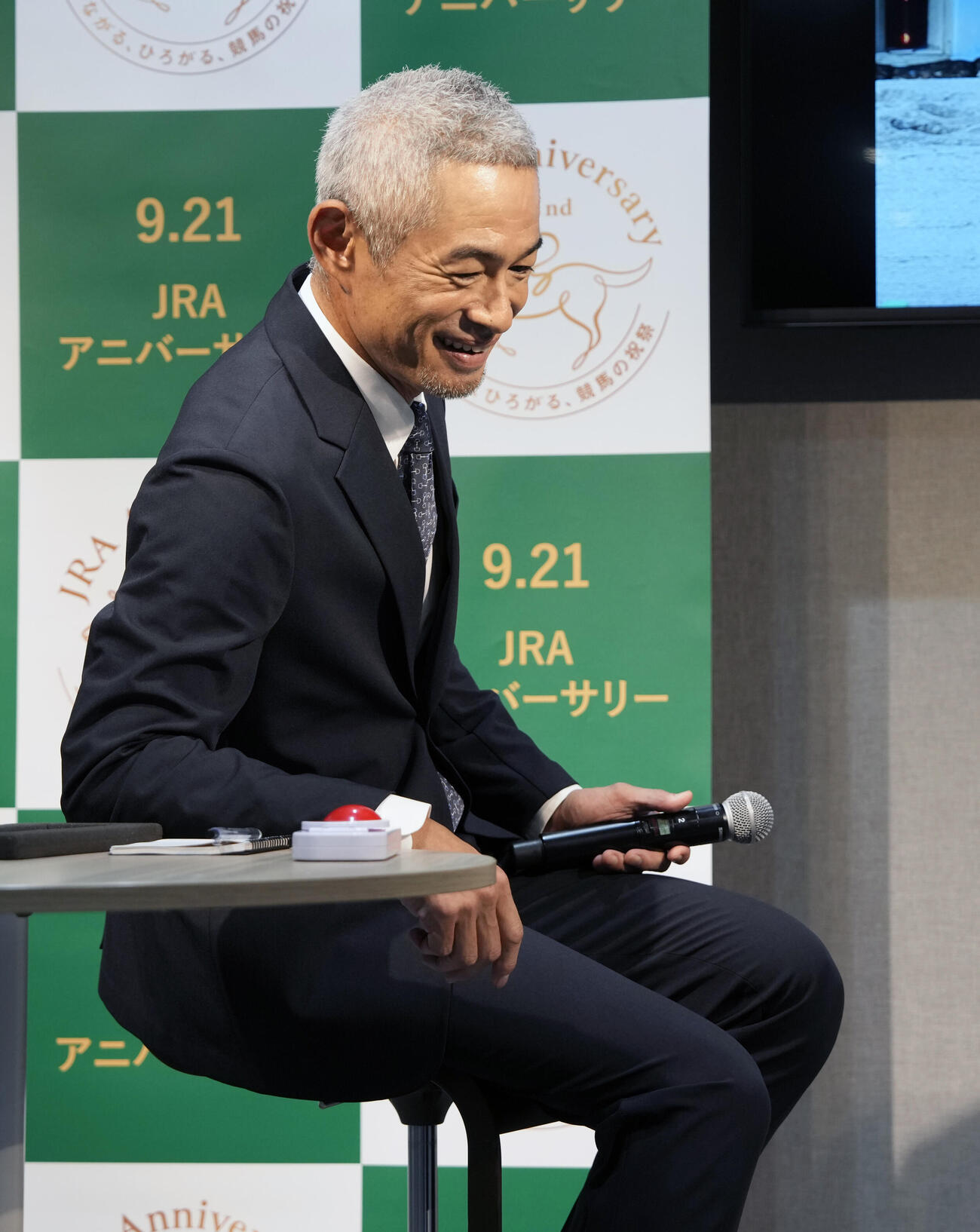 間違い探し対決で笑顔を見せるイチロー氏（撮影・小島史椰）