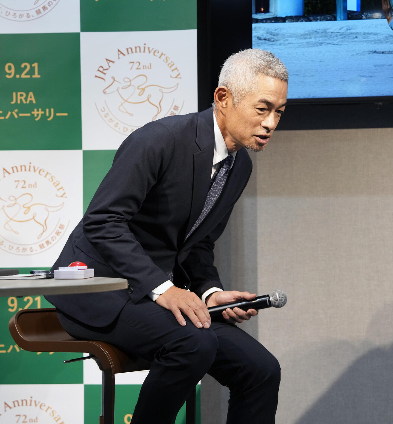 間違い探し対決で真剣な表情を見せるイチロー氏（撮影・小島史椰）