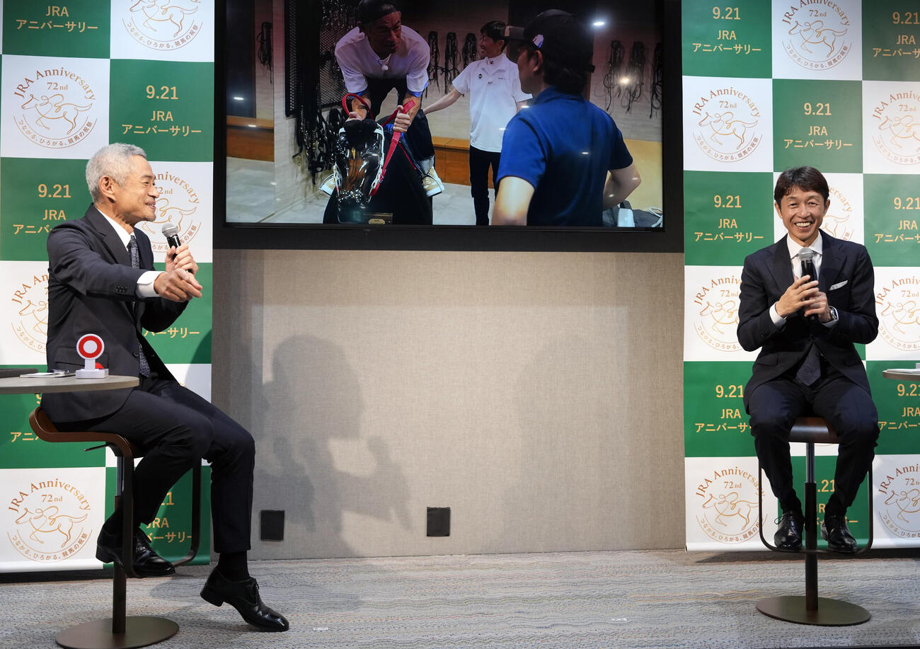 間違い探し対決で笑顔を見せるイチロー氏（左）と武豊騎手（撮影・小島史椰）