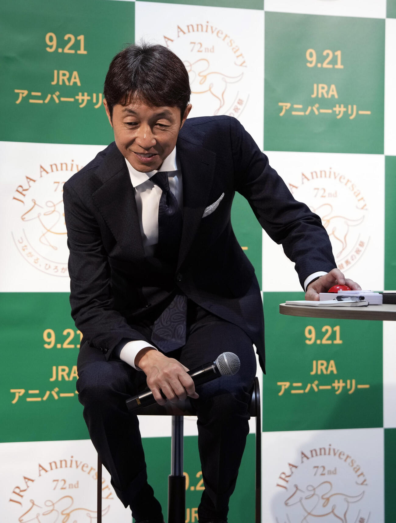 間違い探し対決で真剣な表情を見せる武豊騎手（撮影・小島史椰）