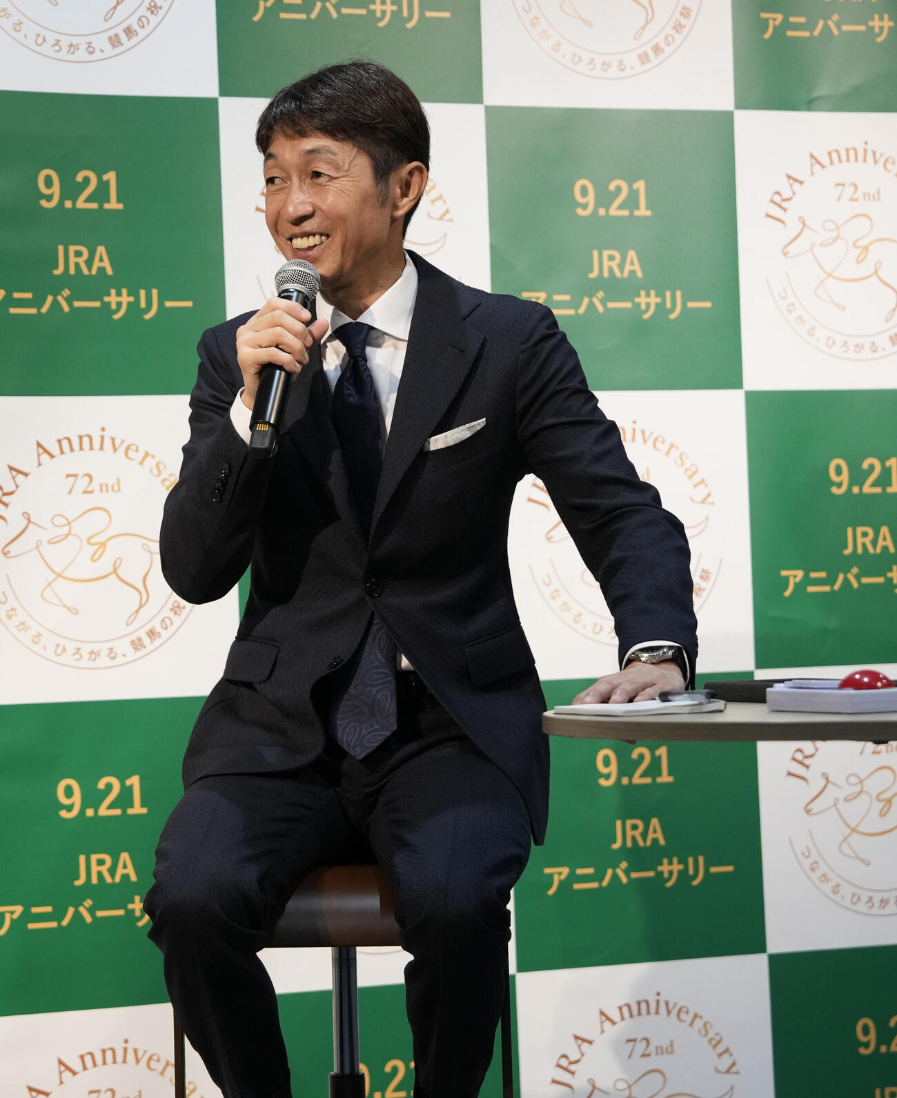 間違い探し対決で笑顔を見せる武豊騎手（撮影・小島史椰）