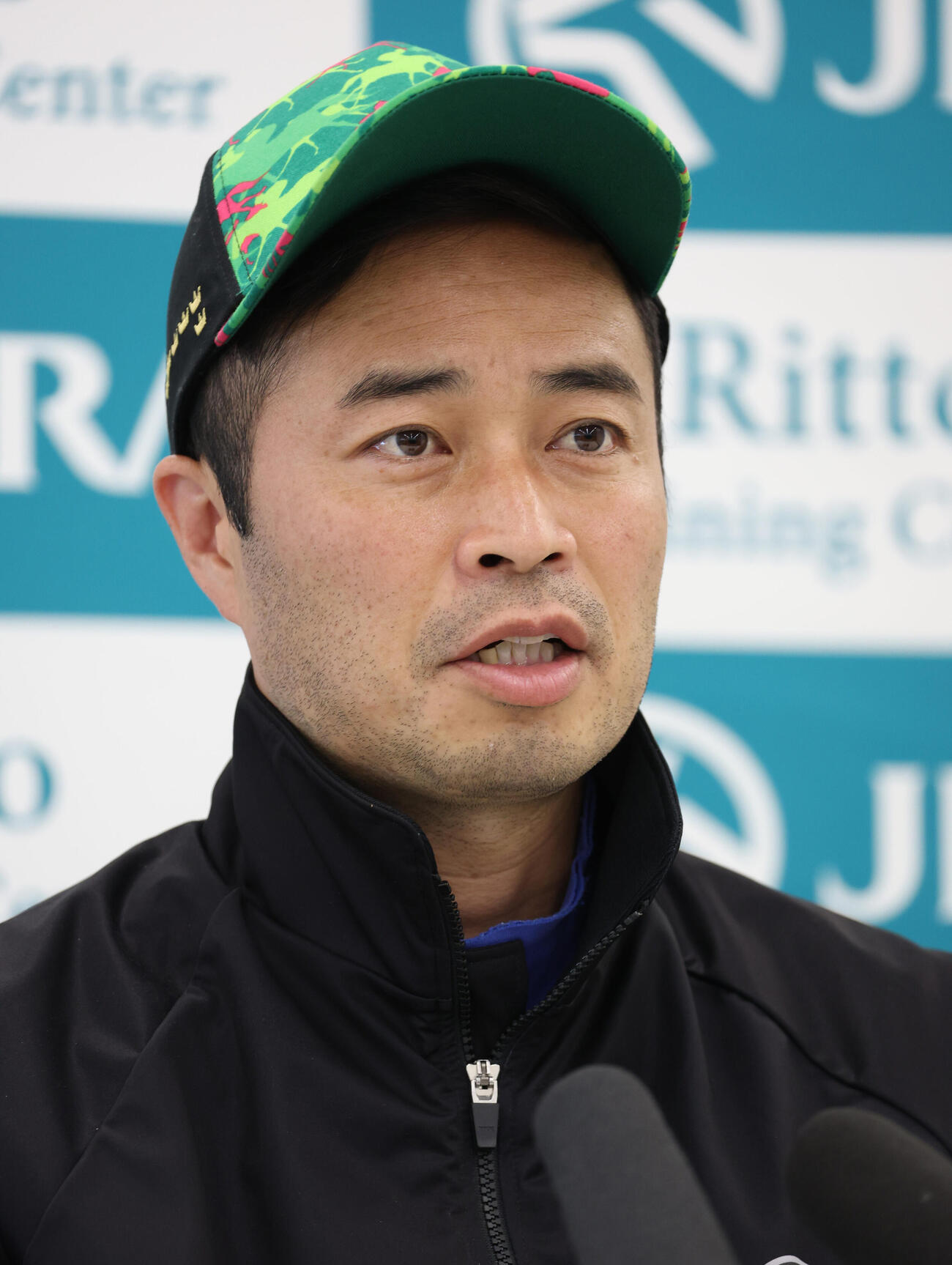 杉山晴調教師（2026年撮影）