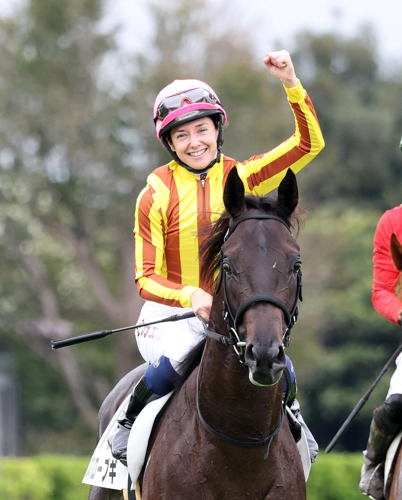 2歳新馬戦を制したスローブギと笑顔でガッツポーズするミシェル騎手（2026年9月13日撮影）