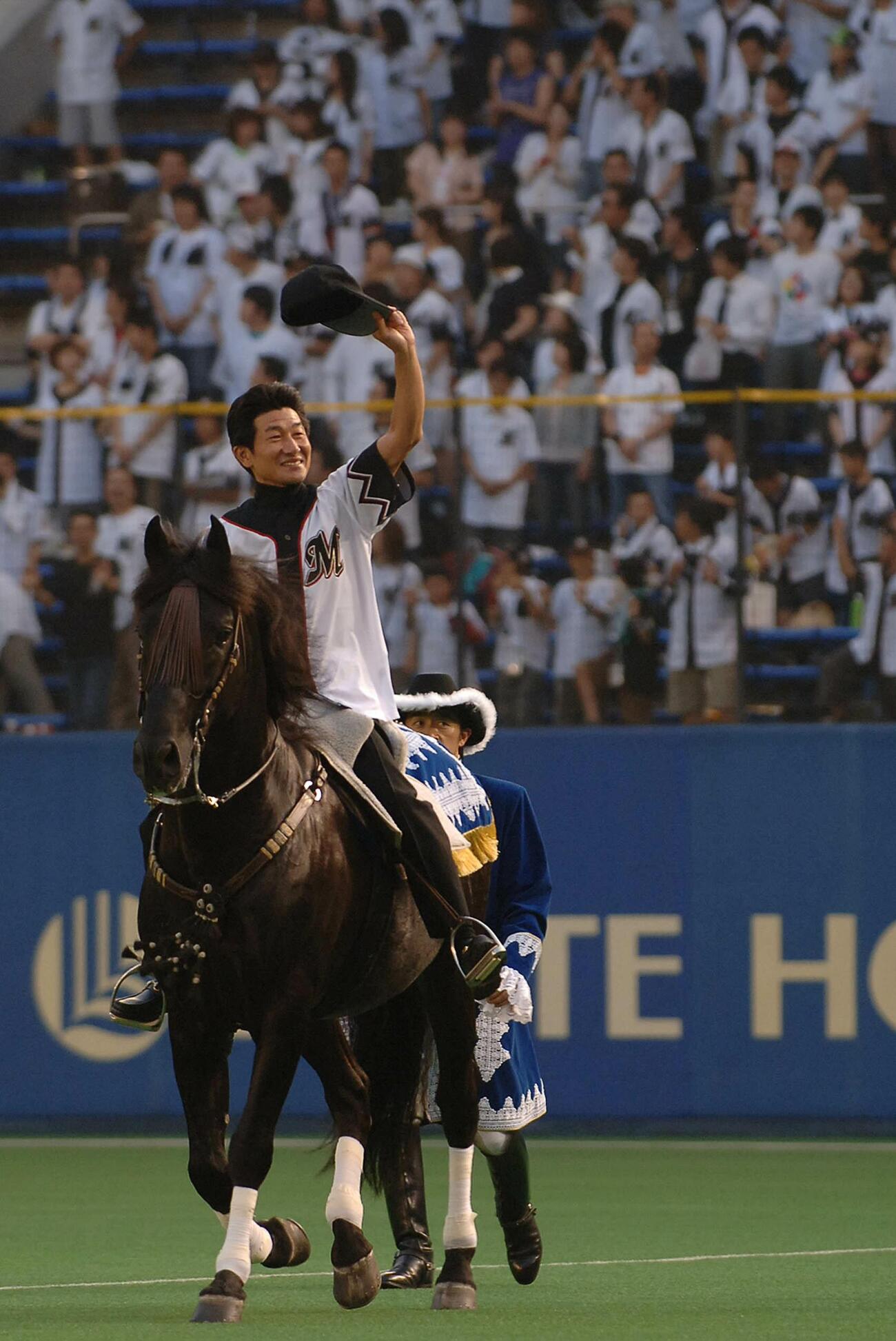 06年6月14日、ロッテ対横浜戦で始球式を務めた柴田善騎手は馬に乗って登場