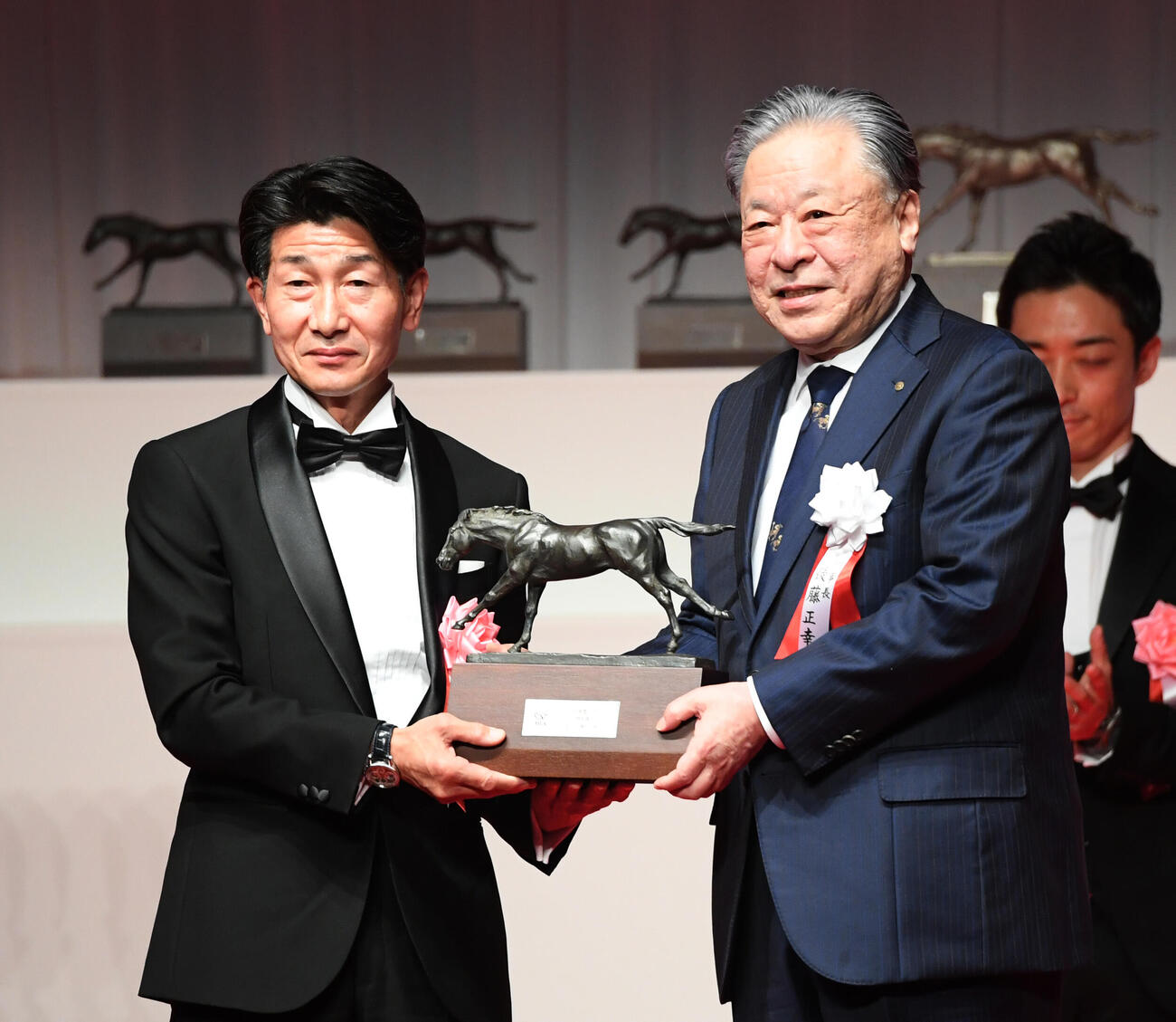 23年1月30日、「特別賞」を受賞した柴田善騎手（左）は後藤JRA理事長からレリーフを贈られた