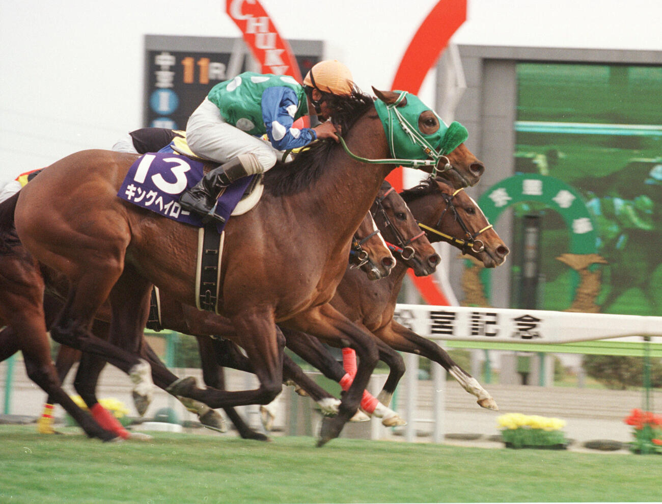 00年3月、キングヘイロー（手前）で高松宮記念を制した柴田善臣騎手