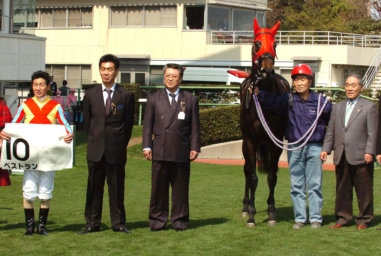 09年3月21日中山6R新馬戦をベストランで制した柴田善臣騎手（左端）と柴田政人調教師