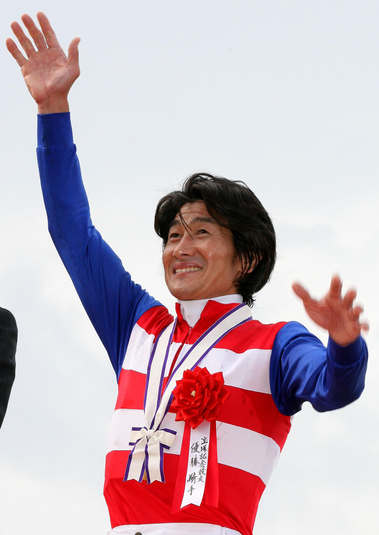 10年6月27日、ナカヤマフェスタで宝塚記念を制し笑顔を見せる柴田善騎手