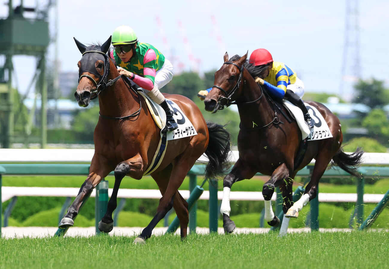 6月5日阪神5R新馬戦を快勝したジーティーサクラ（左）