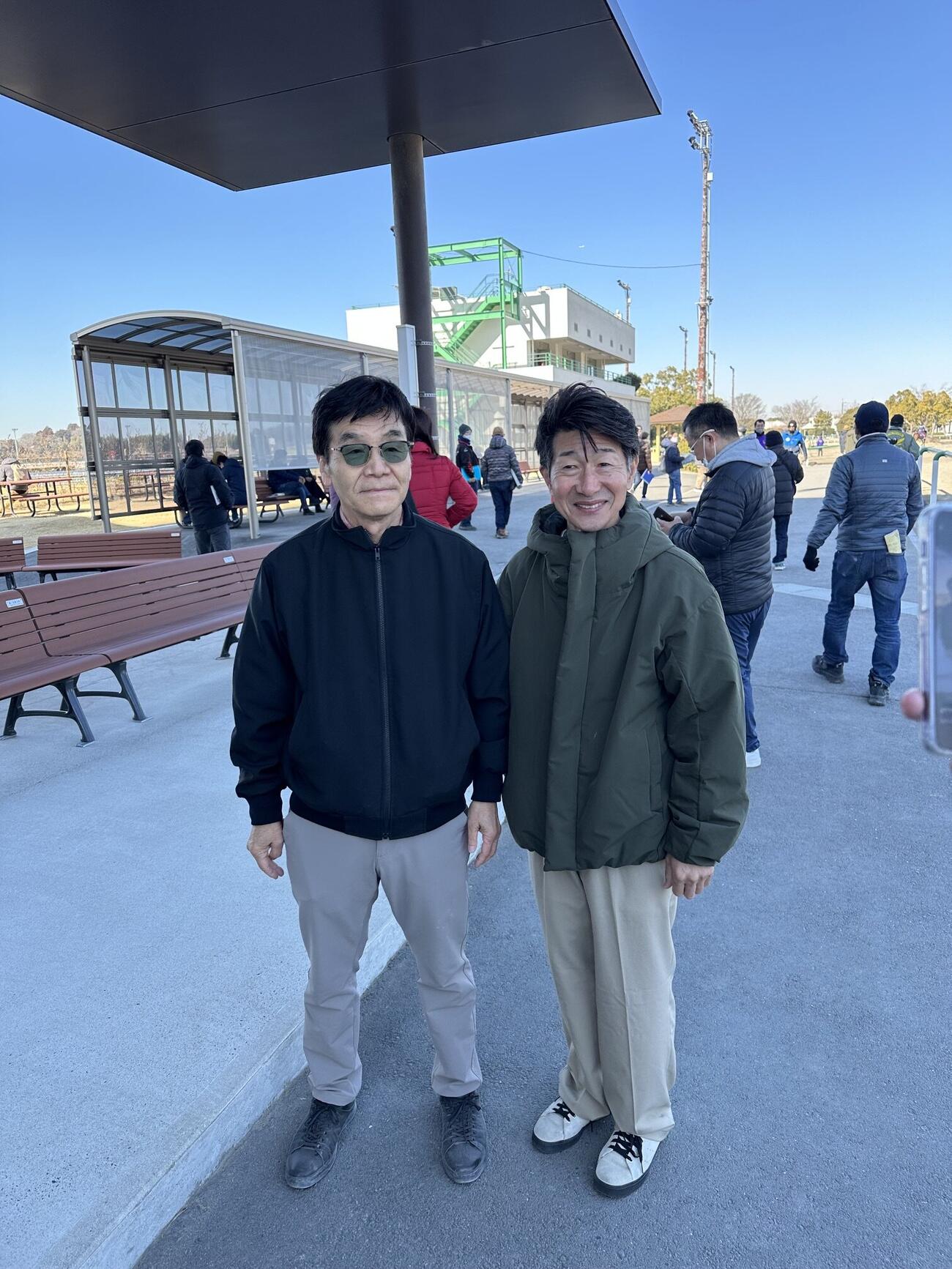 25年2月26日、石毛善彦元師（左）と笑顔で写真に納まる柴田善臣騎手