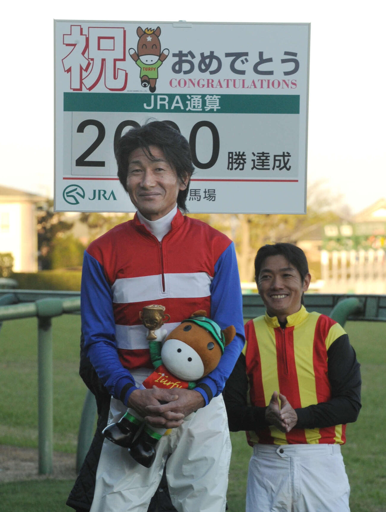 11年12月17日、ナカヤマナイトでJRA通算2000勝を達成した柴田善騎手。右は田中勝騎手