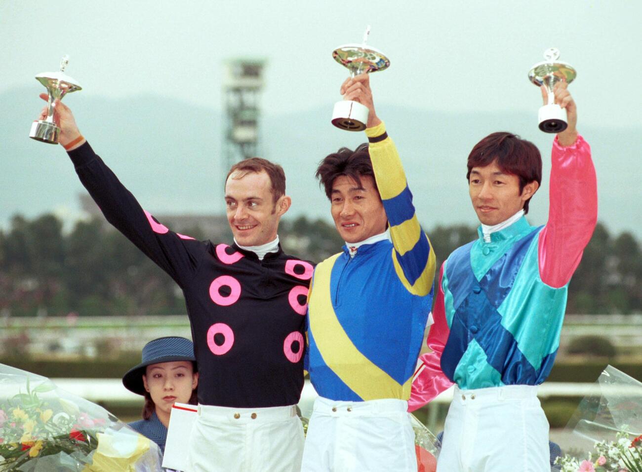 99年12月5日、WSJSを制した柴田善騎手（中央）。左は2位ペリエ騎手、右は3位武豊騎手
