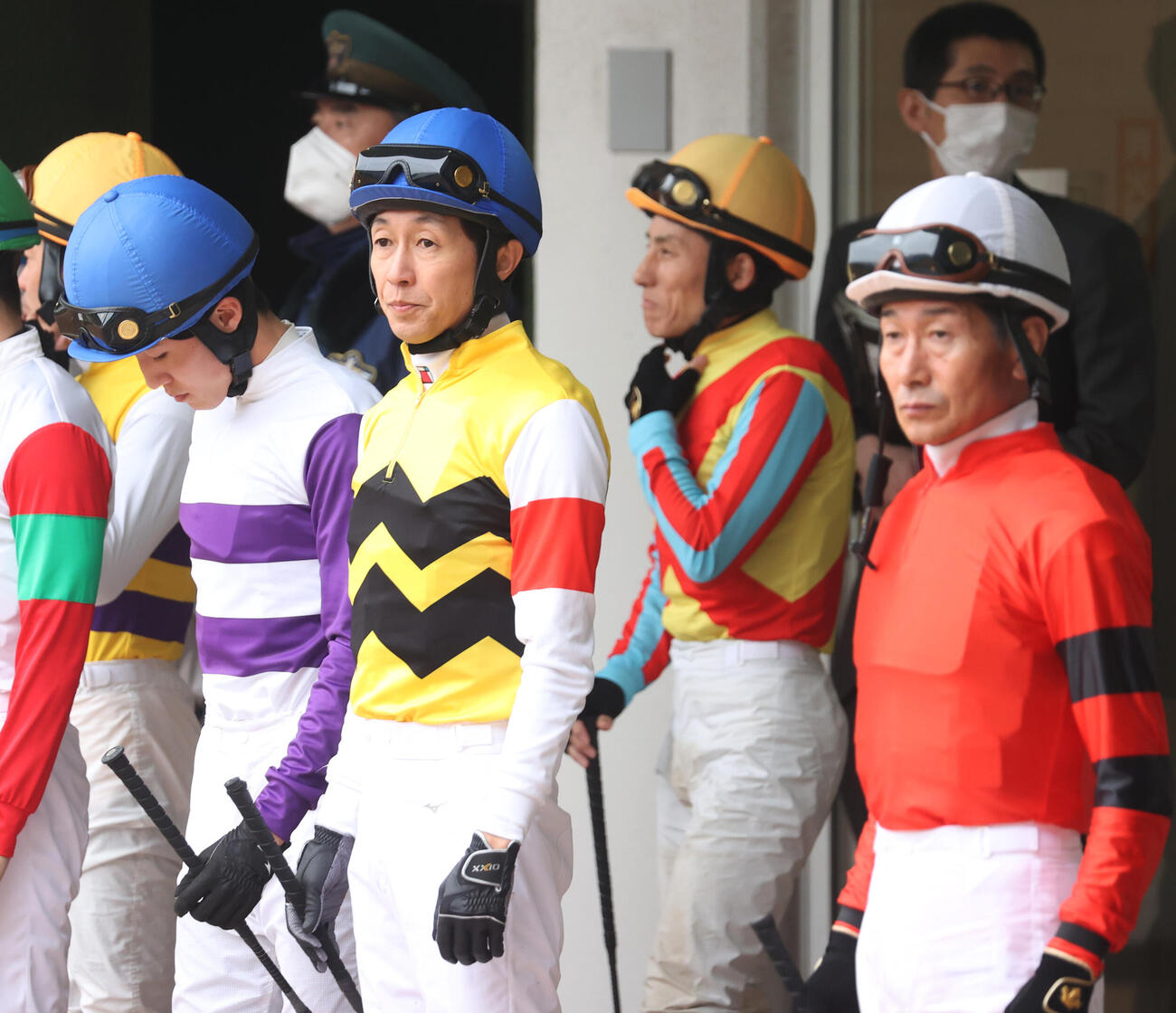 武豊騎手（中央）と柴田善臣騎手（右端）（2024年4月撮影）