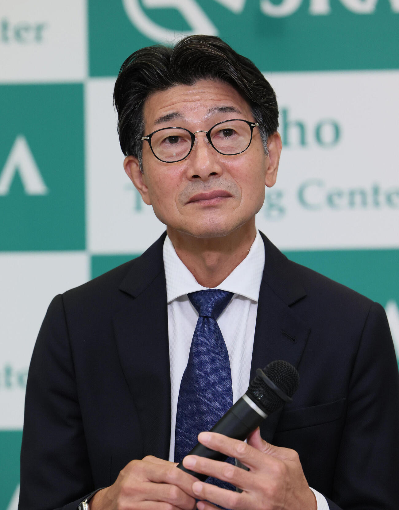 引退会見をする柴田善臣騎手（撮影・丹羽敏通）