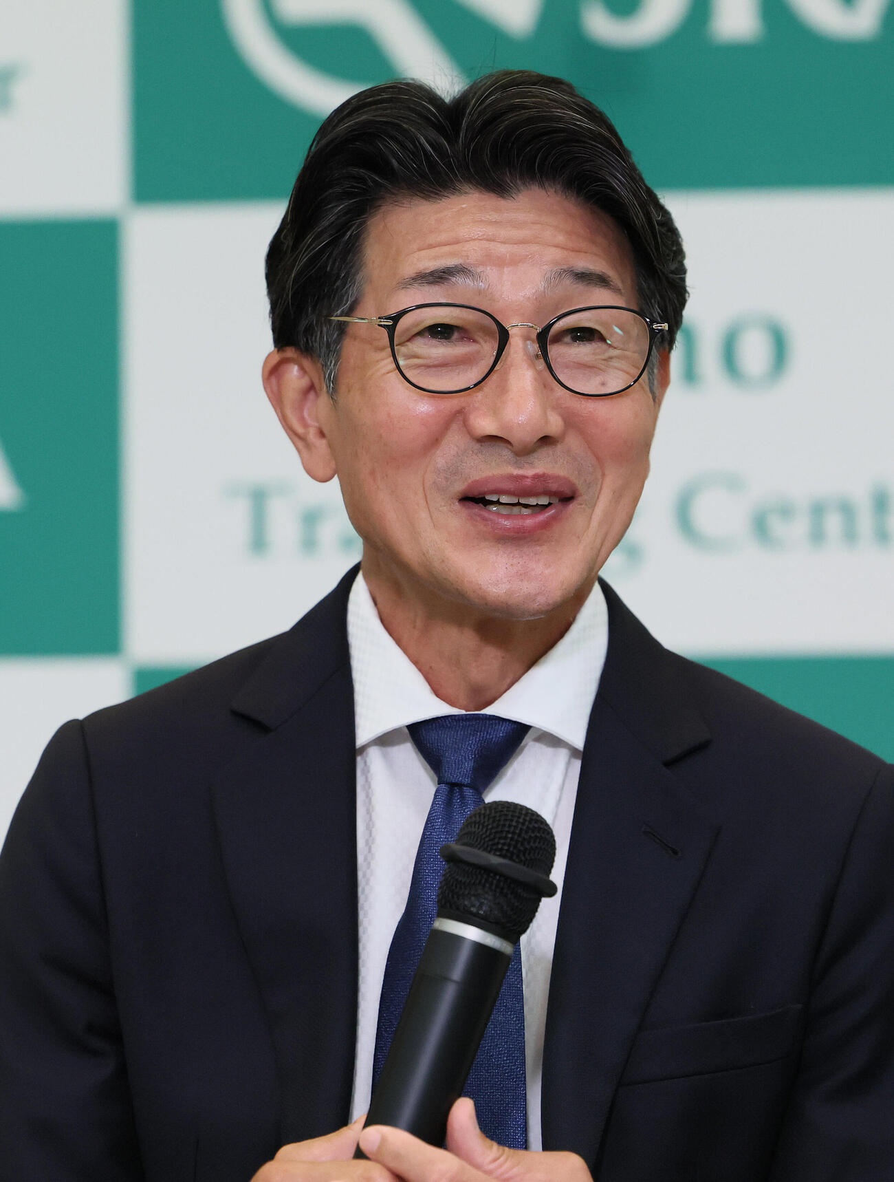 引退会見をする柴田善臣騎手（撮影・丹羽敏通）