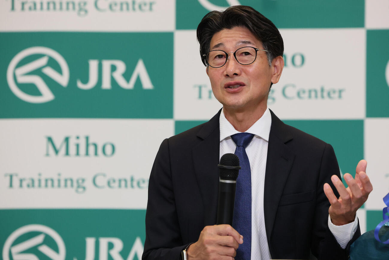 引退会見をする柴田善臣騎手（撮影・丹羽敏通）