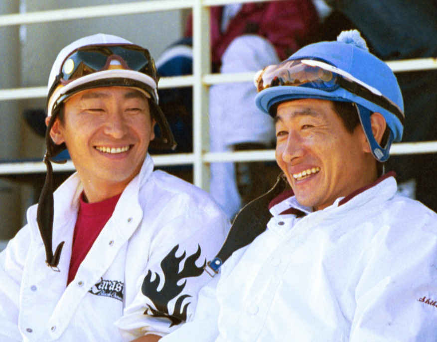 談笑する横山典弘騎手（左）と柴田善臣騎手（2000年9月撮影）