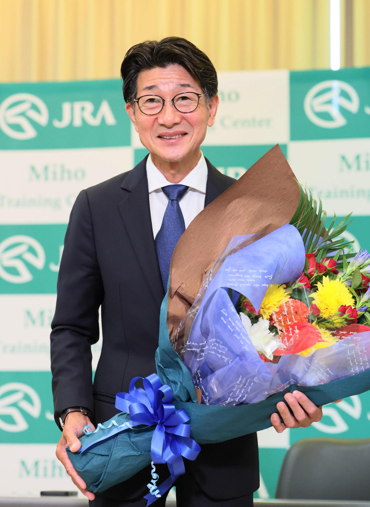 引退会見を終え、一礼して引き揚げる柴田善臣騎手（撮影・丹羽敏通）