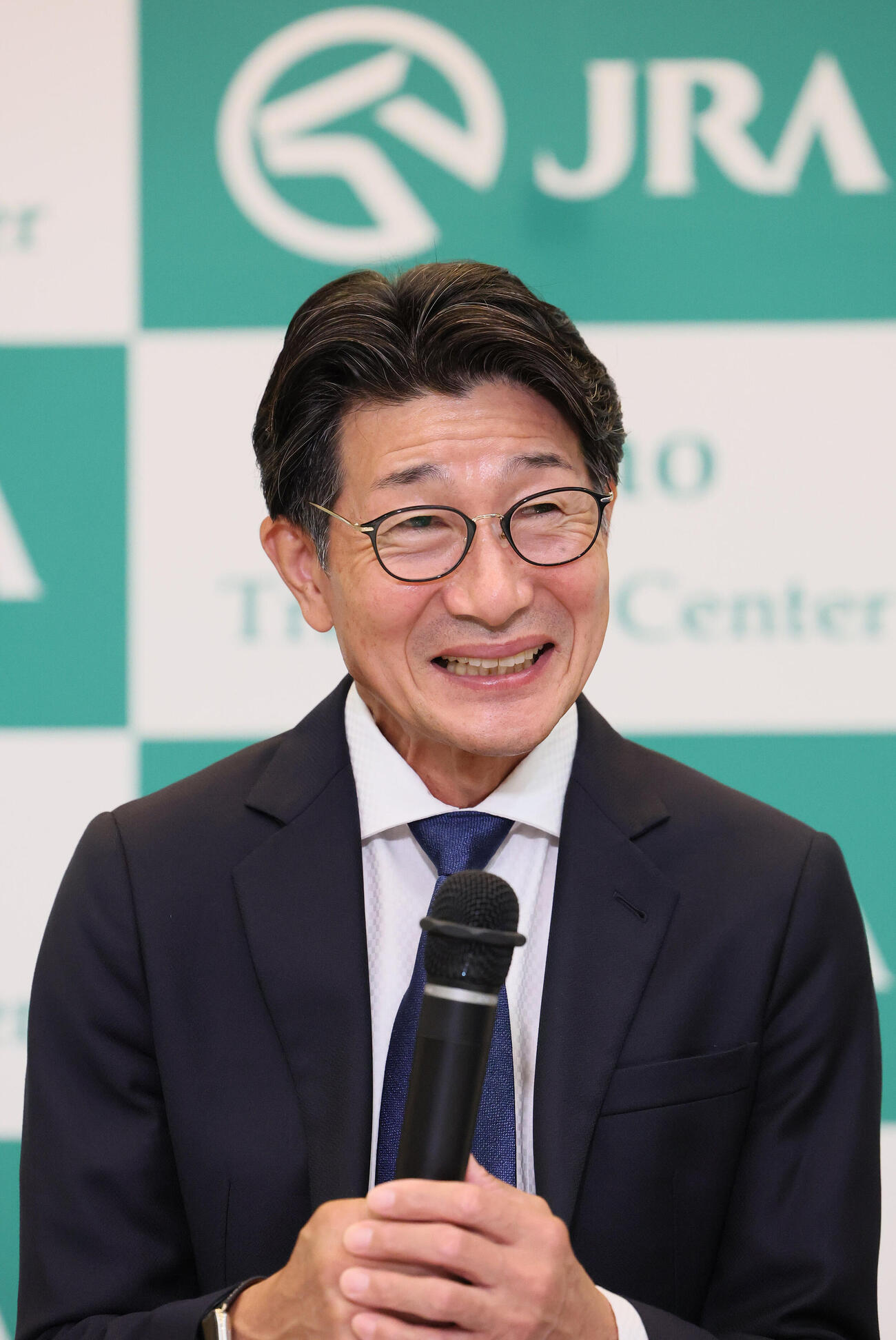 引退会見をする柴田善臣騎手（撮影・丹羽敏通）