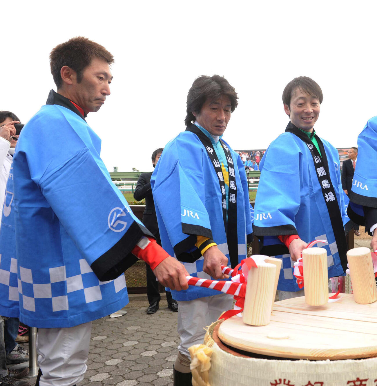 新年の鏡開きをする左から蛯名正義騎手、年男の柴田善臣騎手、武士沢友治騎手（2014年1月5日撮影）