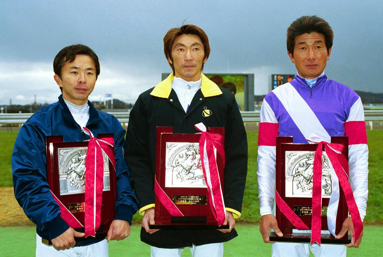2002年日刊3賞表彰　左から敢闘賞・中舘英二、殊勲賞・蛯名正義、技能賞・柴田善臣