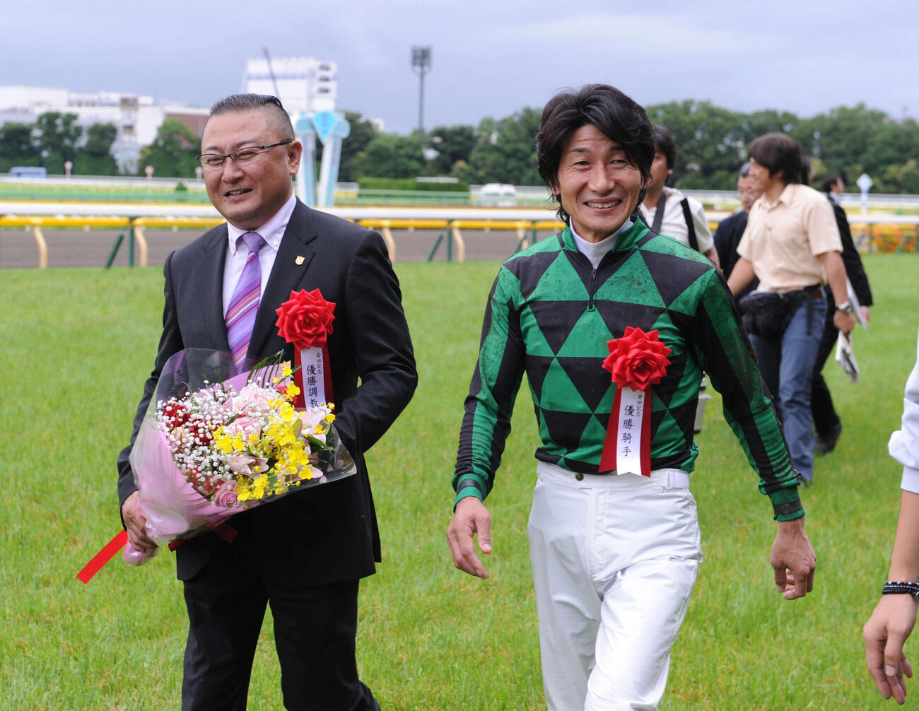 安田記念を制し笑顔の柴田善臣騎手（右）、須貝尚介調教師（2014年6月8日撮影）
