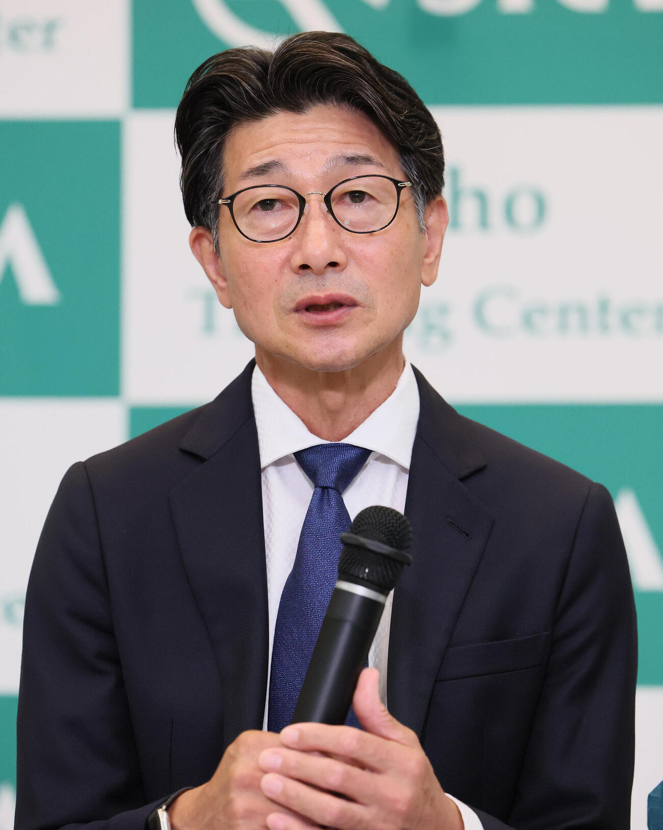 16日、引退会見をする柴田善臣騎手