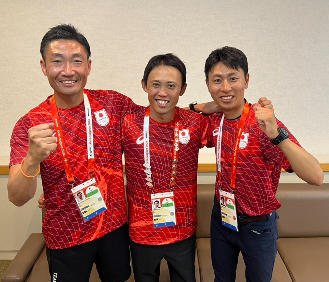 アジア大会馬術日本代表のJRA所属3選手。左から馬場馬術の西脇文泰、総合馬術の戸本一真、村田諒