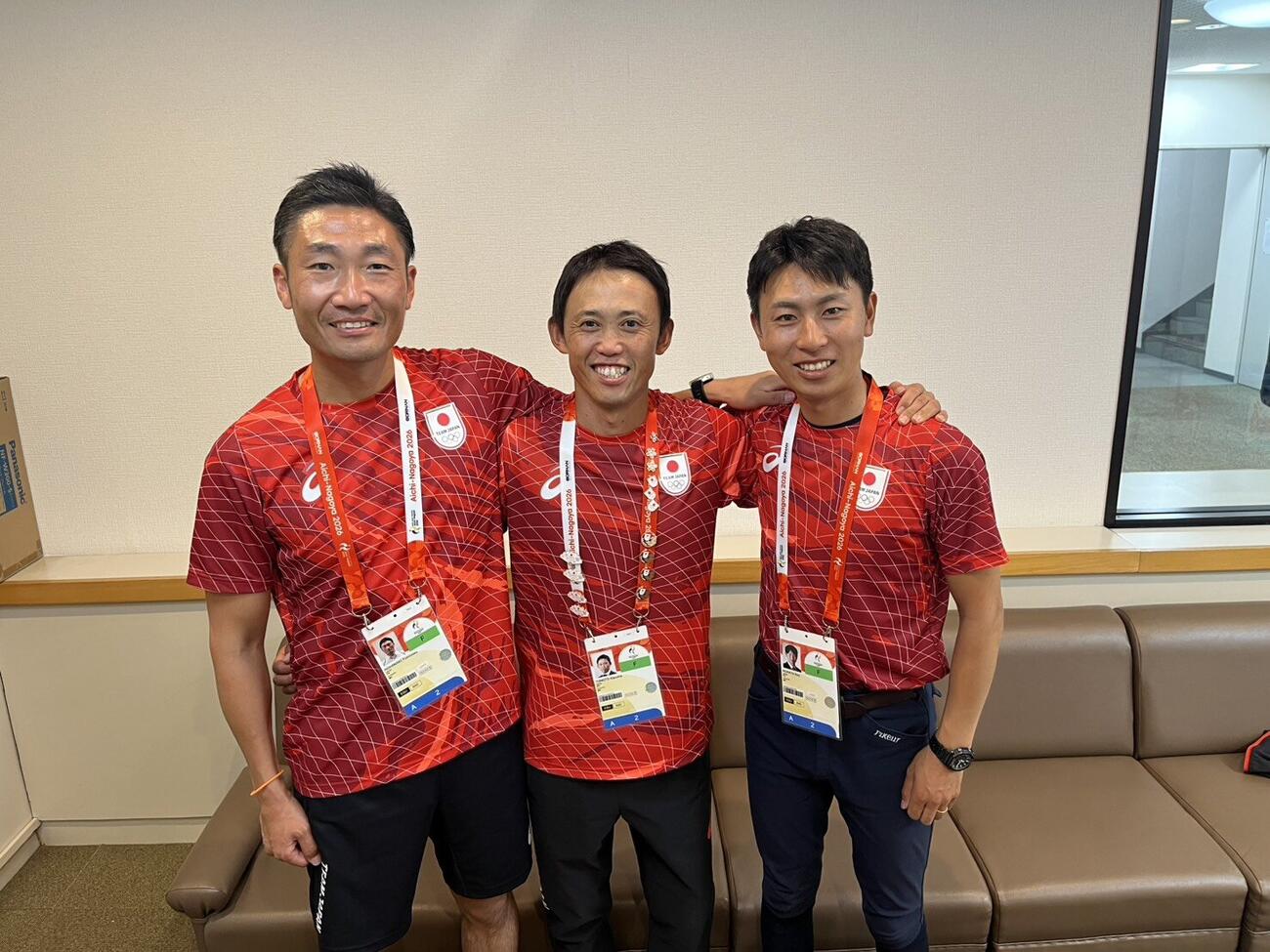 アジア大会馬術日本代表のJRA所属3選手。左から馬場馬術の西脇文泰、総合馬術の戸本一真、総合馬術の村田諒