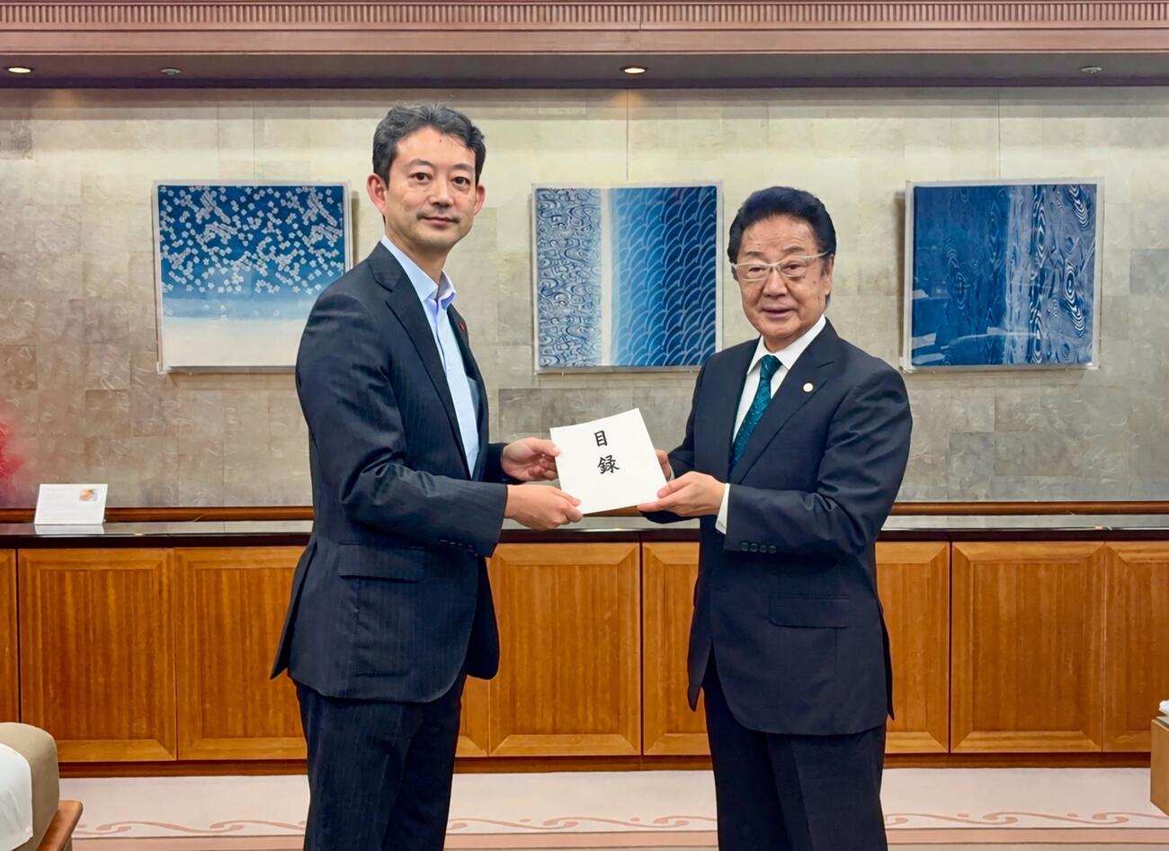 熊谷俊人千葉県知事（左）に目録を手渡す西川賢中山馬主協会会長