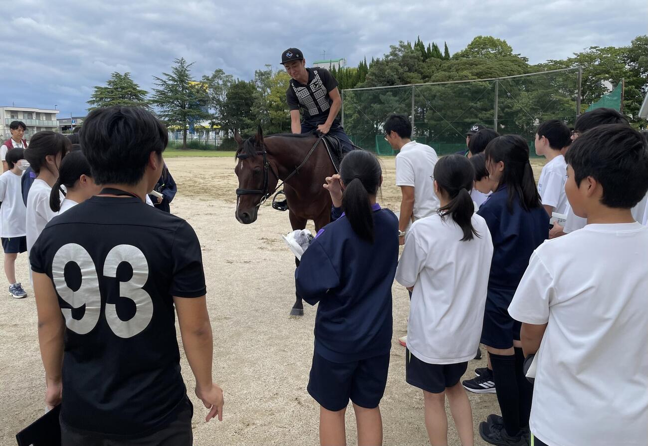 生徒たちは馬とのふれあいを楽しむ