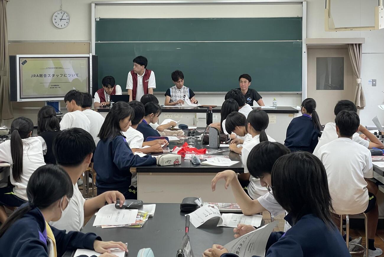 厩舎スタッフの職業講話を授業形式で展開する渡辺師（中央右）と佐久間助手（一番右）